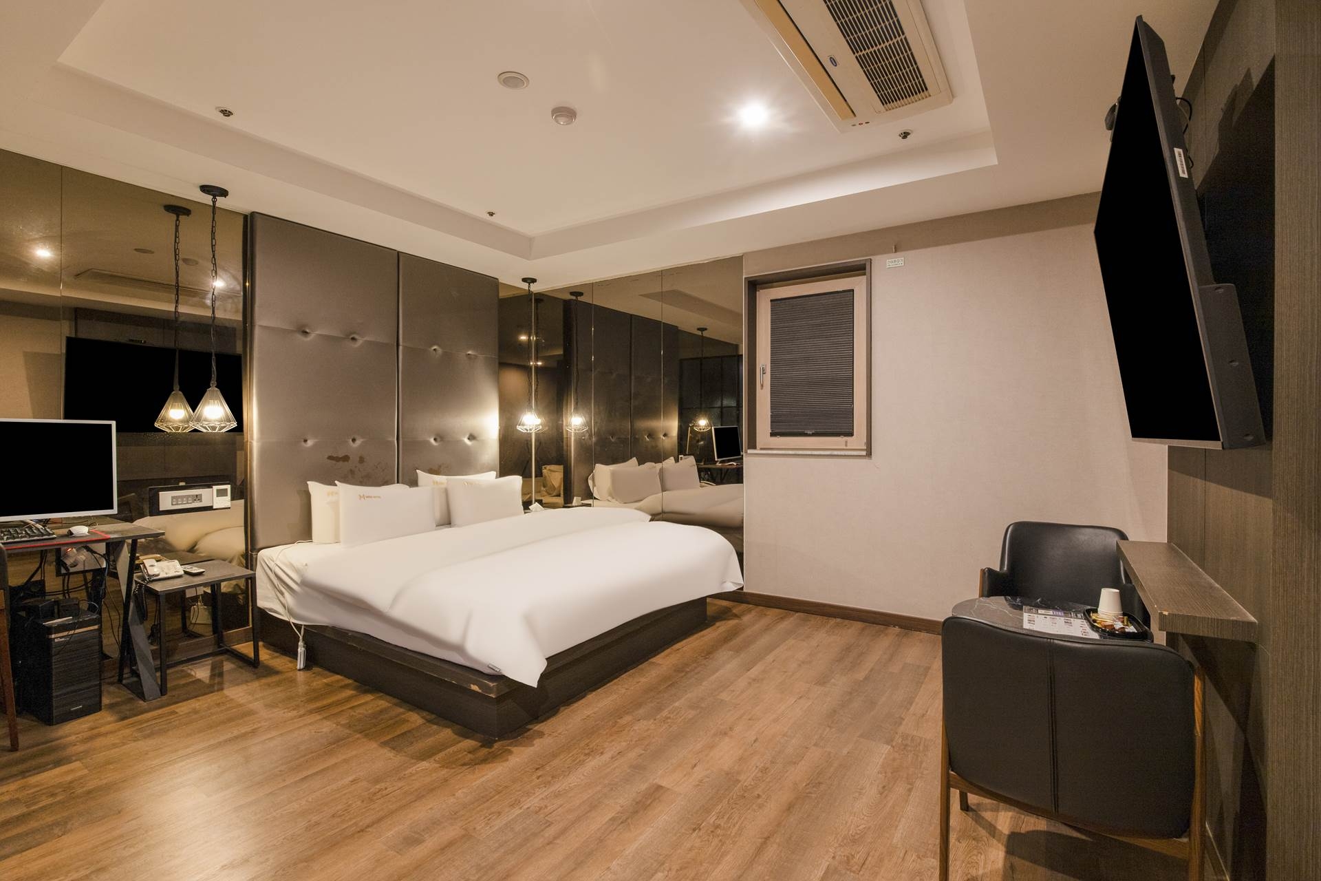 디럭스 거울룸(넷플릭스, 디즈니+, 