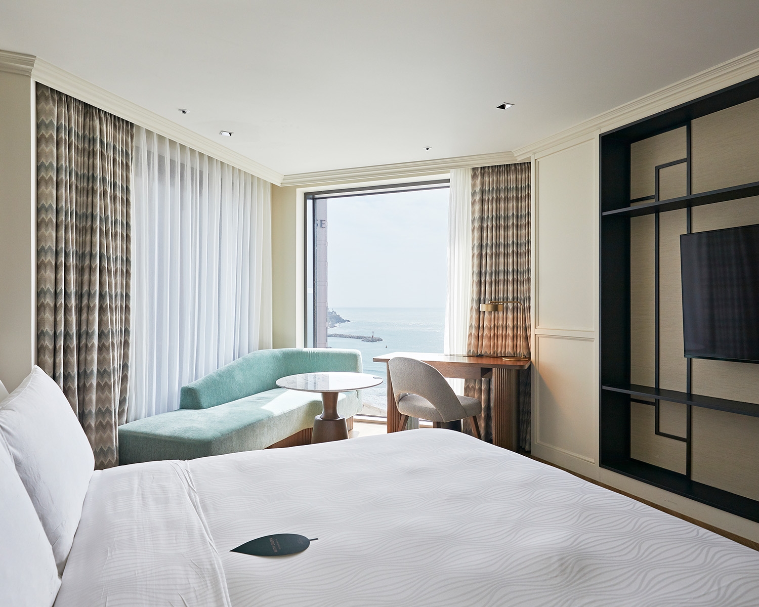 디럭스 파셜 오션뷰 킹