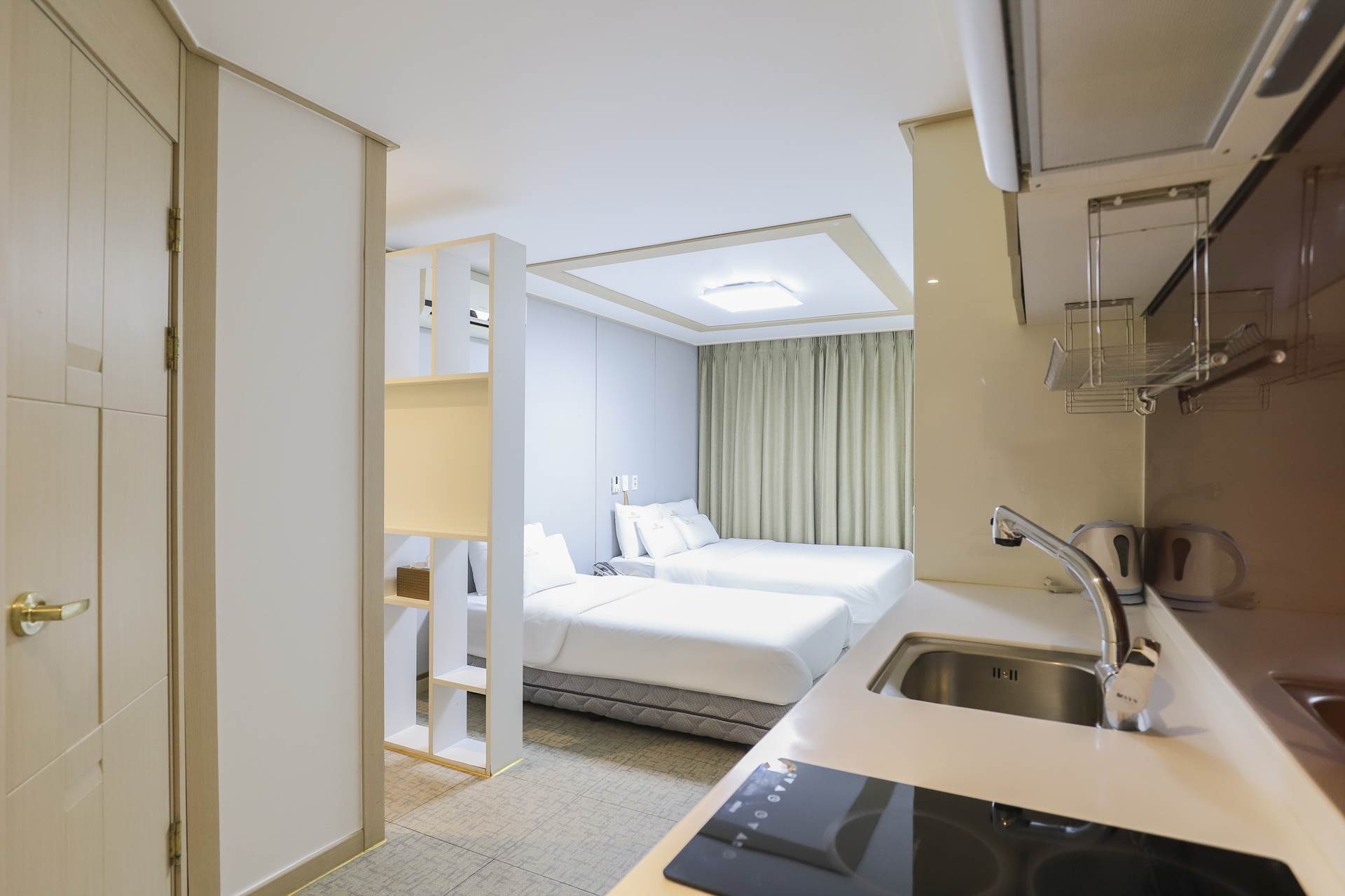 디럭스 패밀리 A (퀸 1개+싱글 1