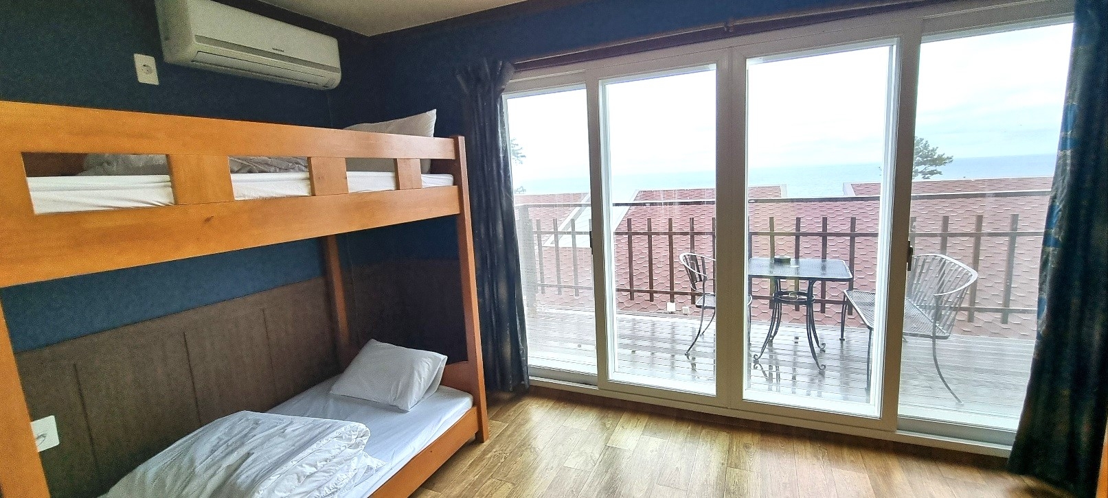 벙커 해프오션뷰(10평 이층침대2개 주방&테라스)