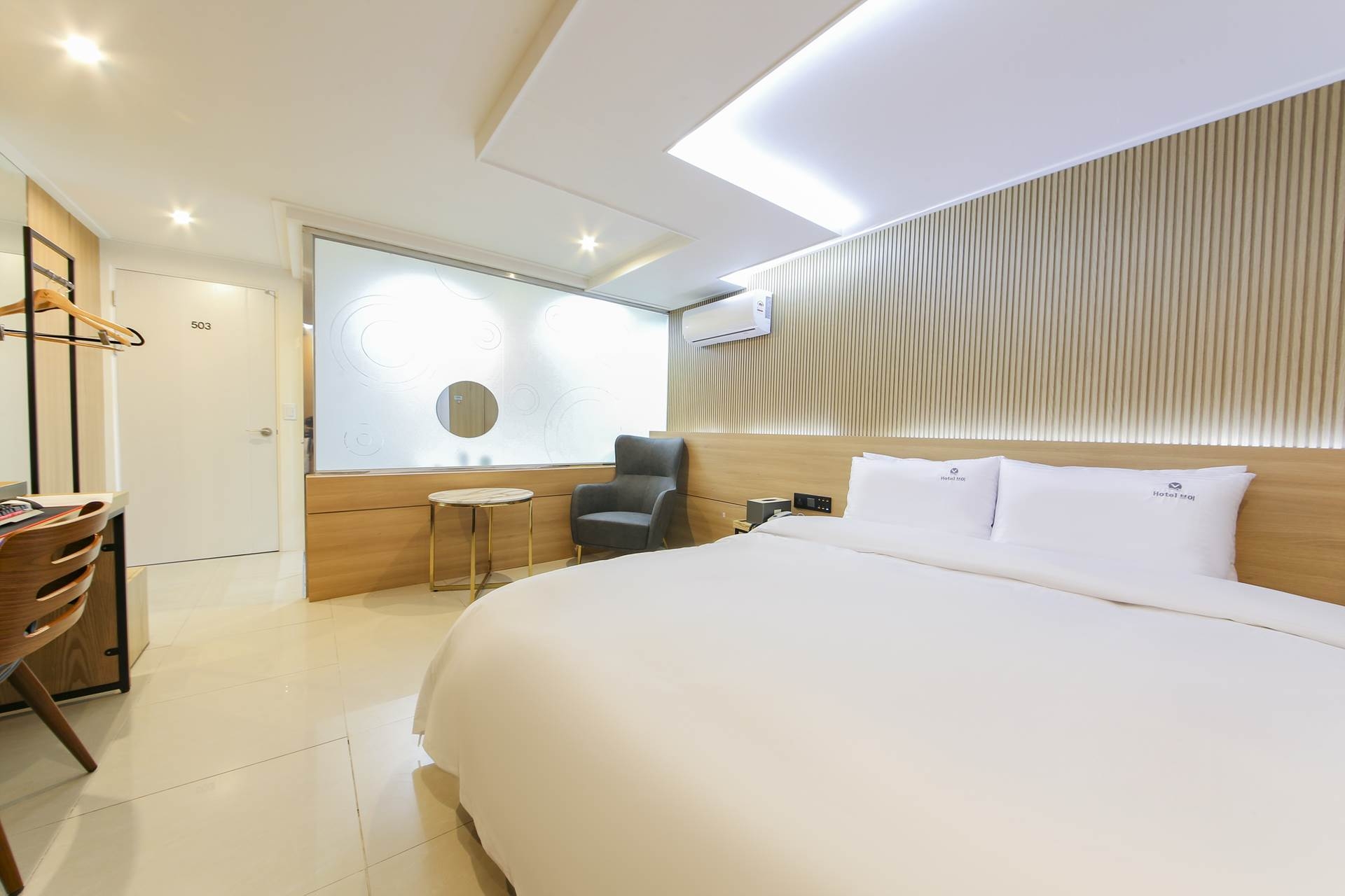 디럭스(금연객실/32인치 커브드 모니