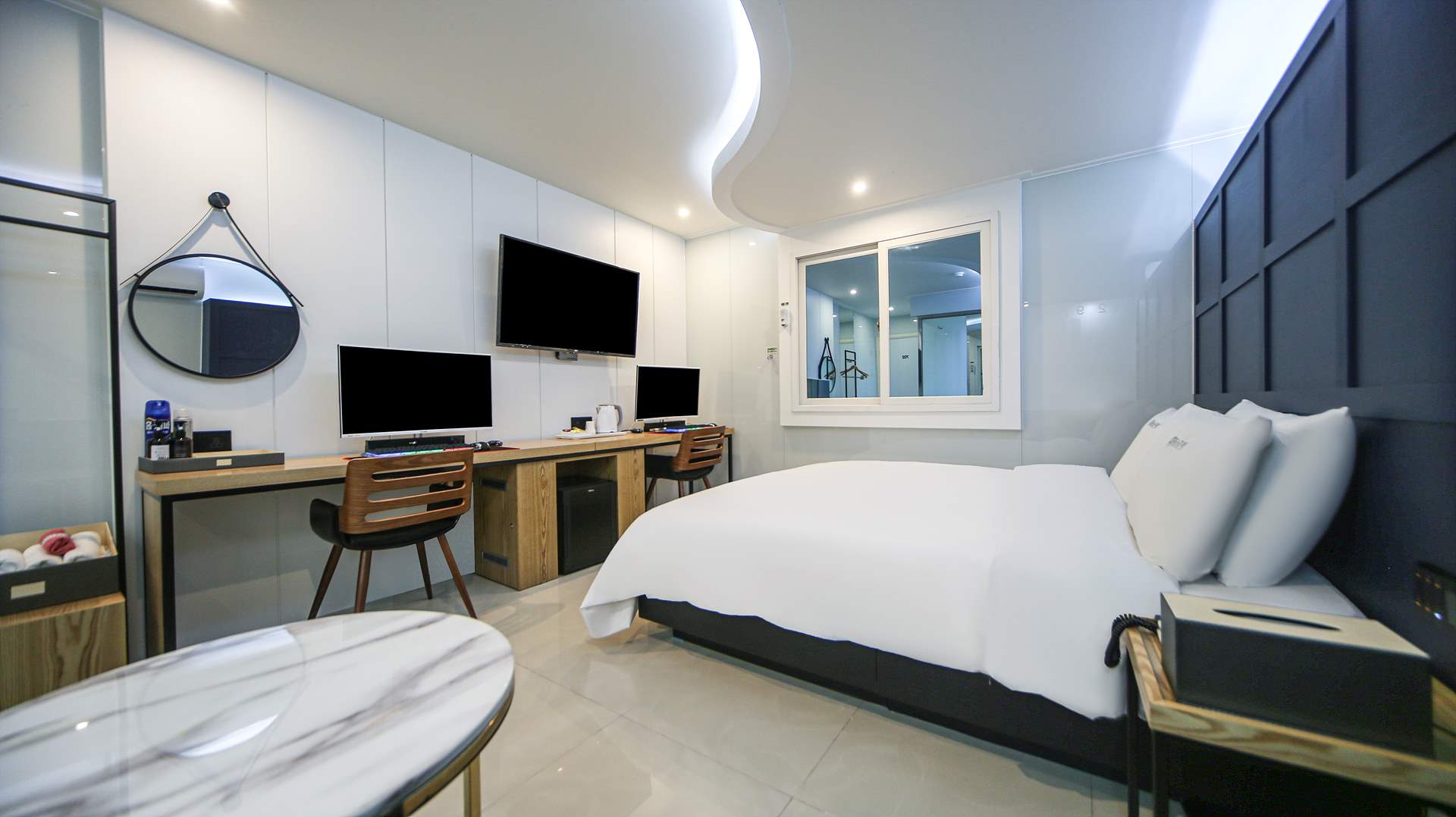 디럭스(금연객실/32인치 커브드 모니