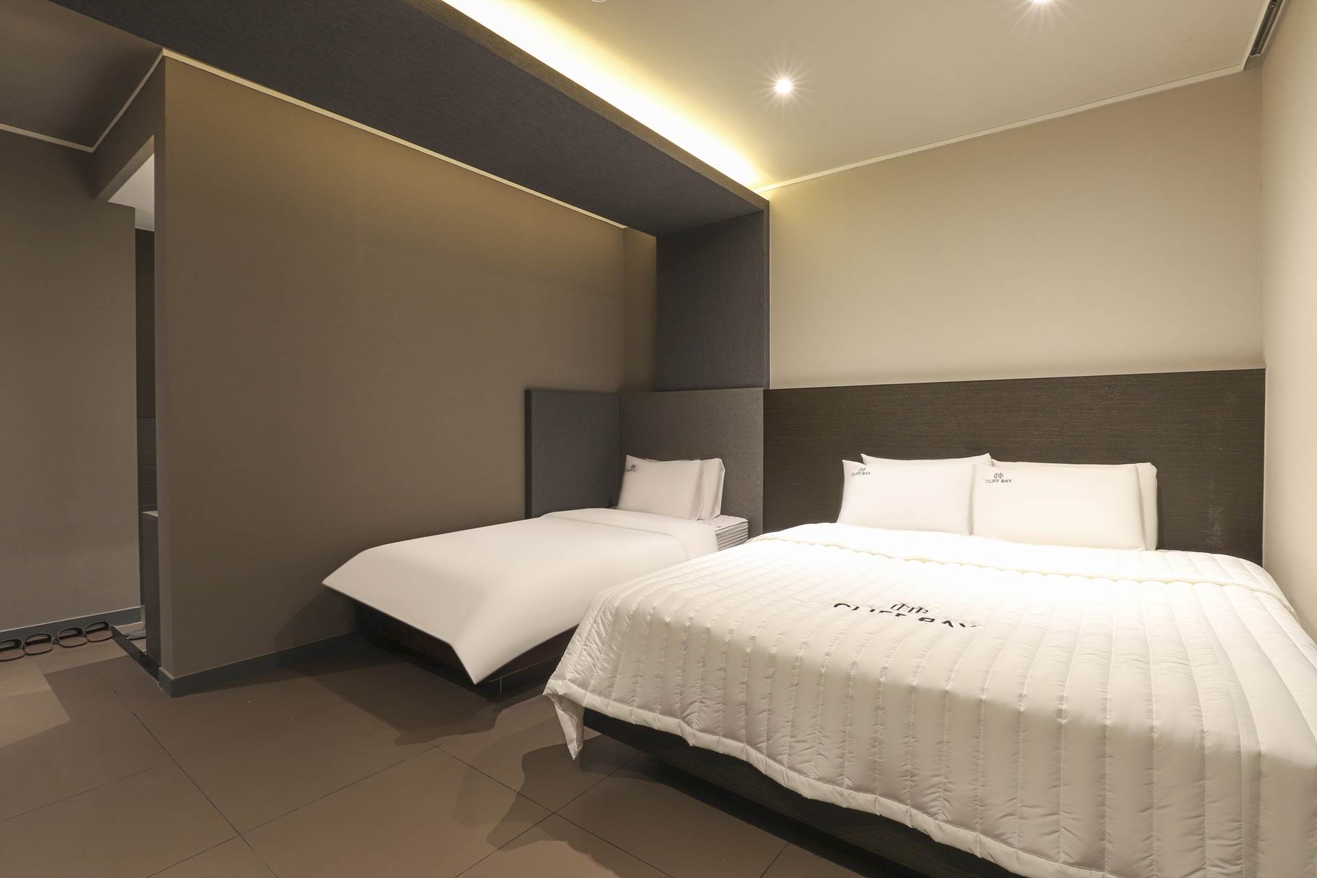 디럭스 트윈 킹배드