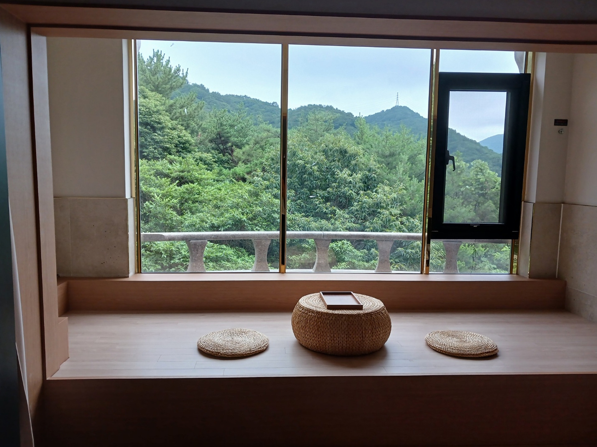 트윈룸 마운틴뷰-좌식테이블