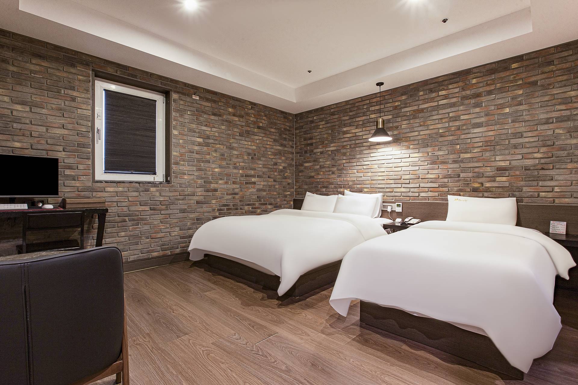  디럭스 트윈(넷플릭스, 디즈니+, 