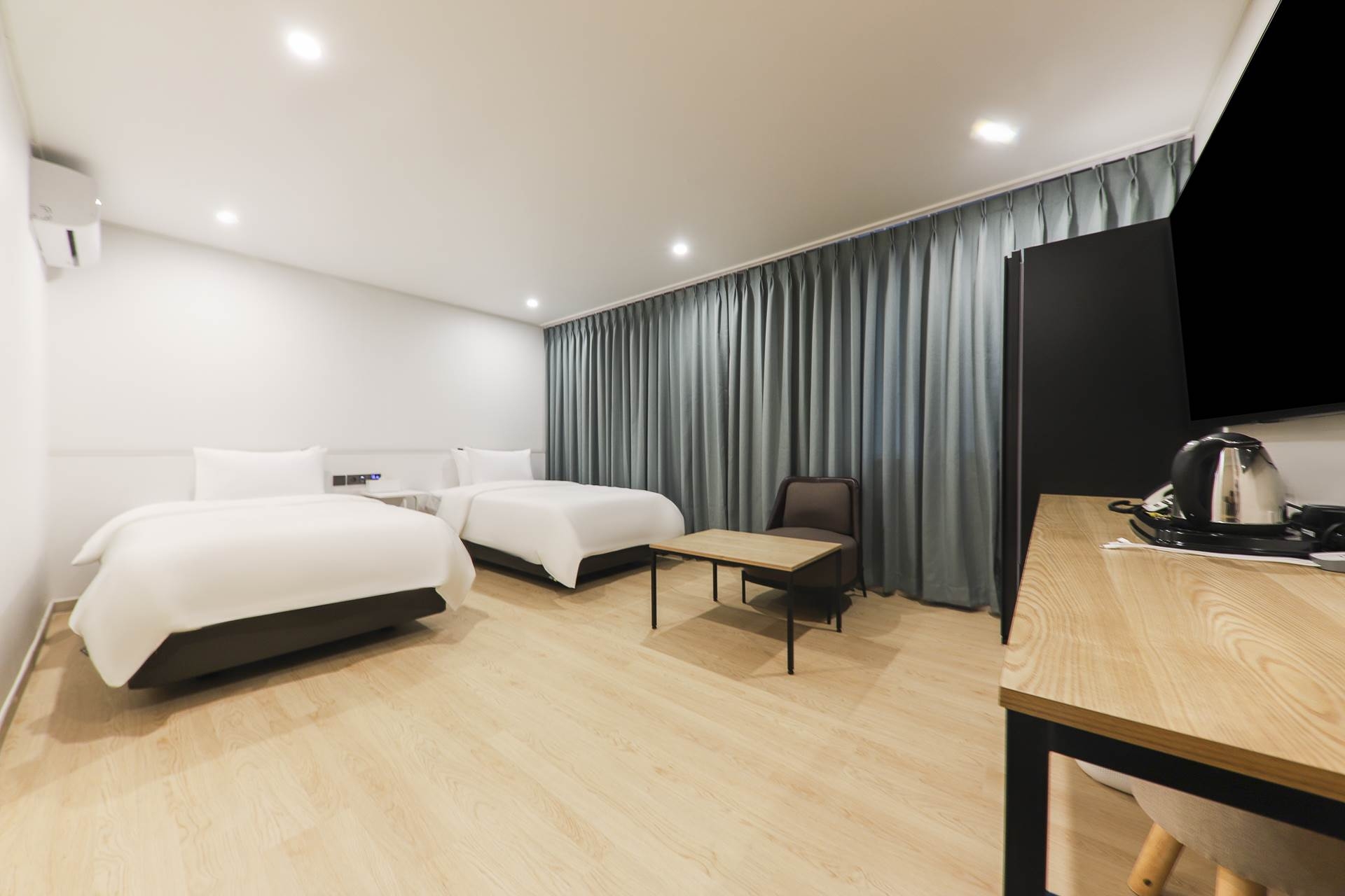 스탠다드 트윈 (65in.TV, 스타