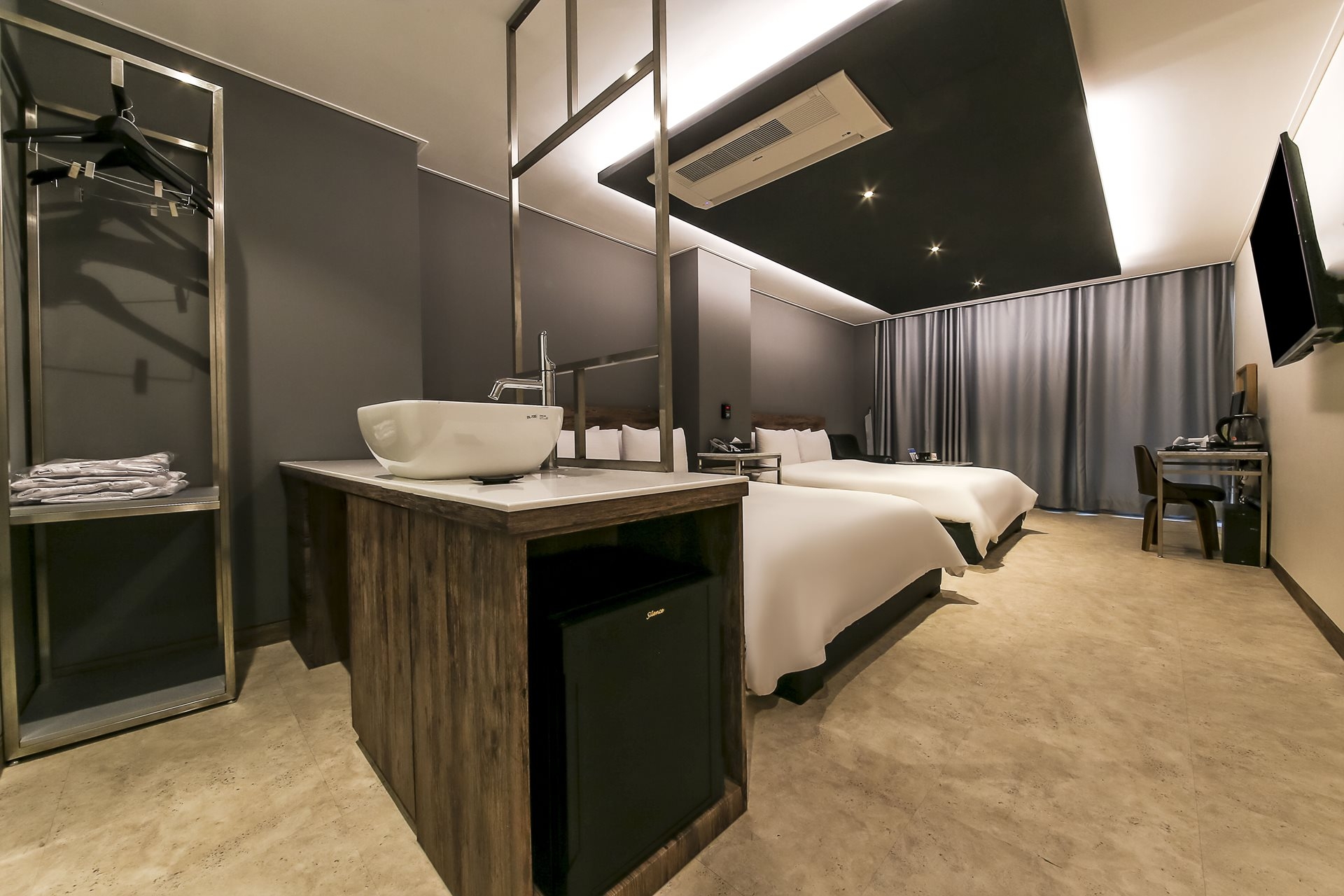 로얄 (Netflix , disney