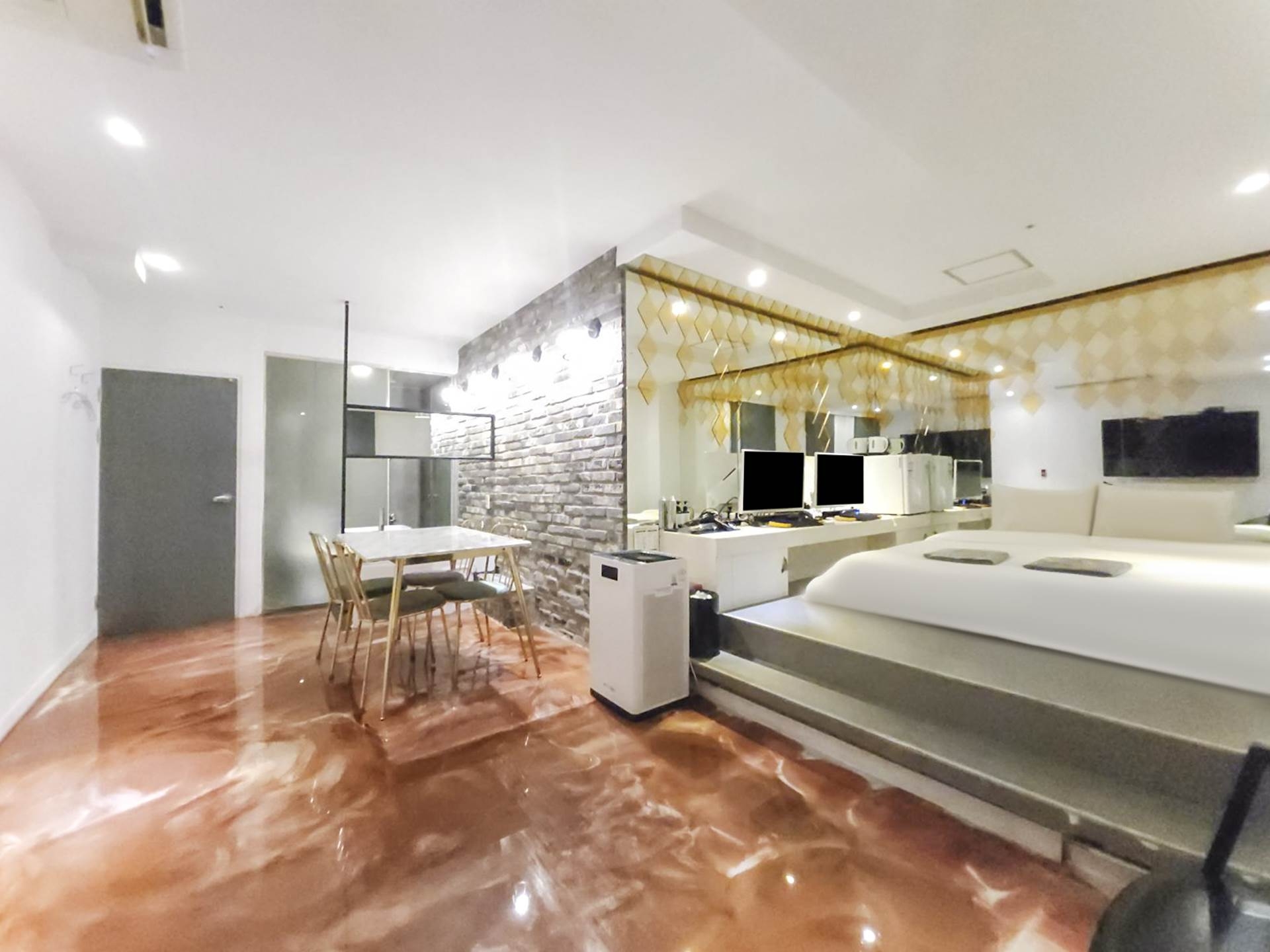 홀리데이(기준2명 최대4명,커플 PC