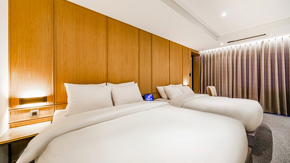 스위트 킹 트리플 테라스 (하프오션뷰)