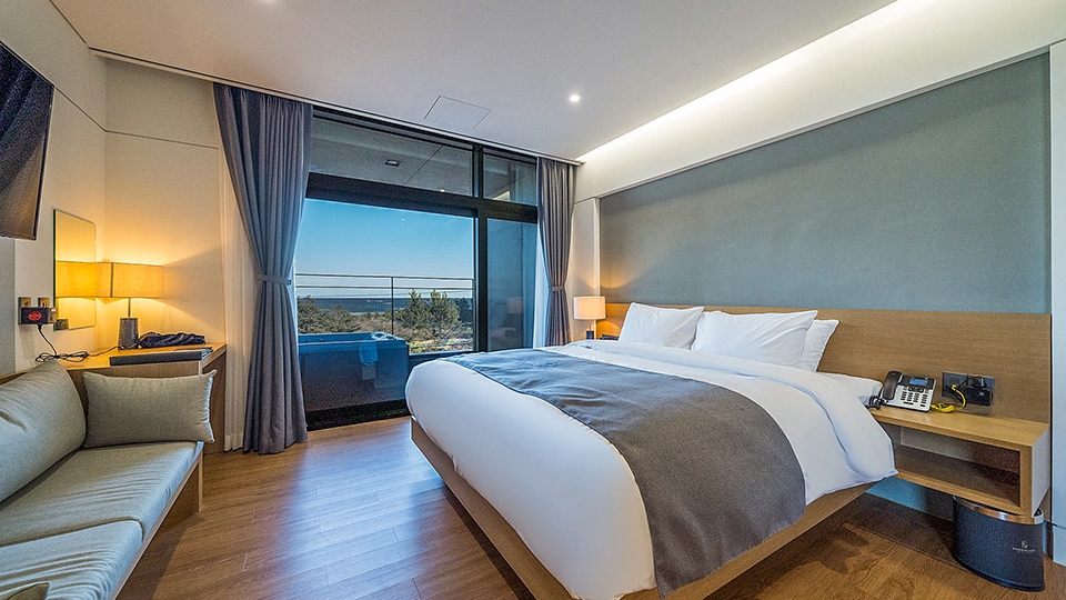 디럭스 더블 (발코니 월풀 욕조)