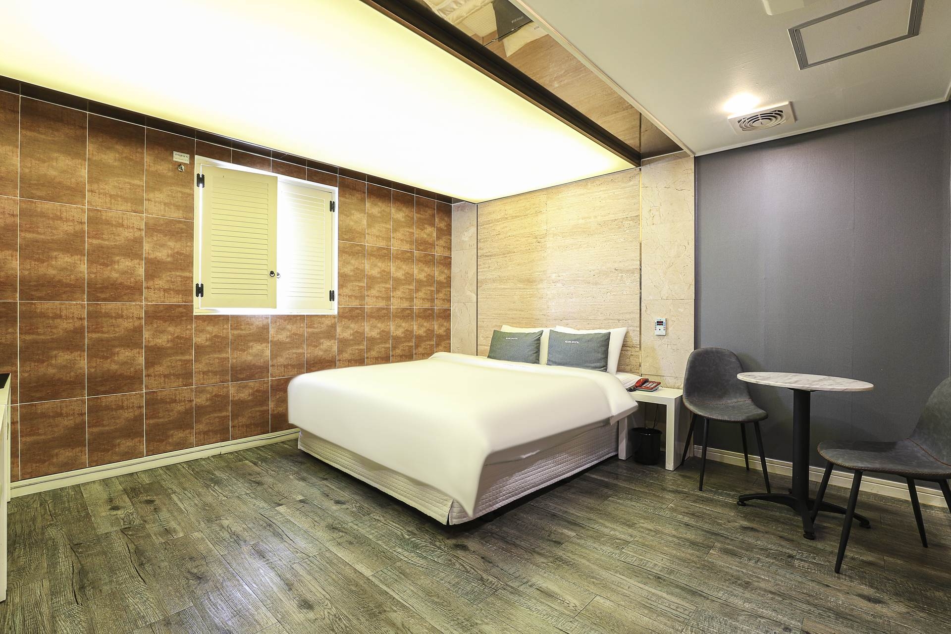 디럭스B(라텍스침대/호텔식침구/고사양