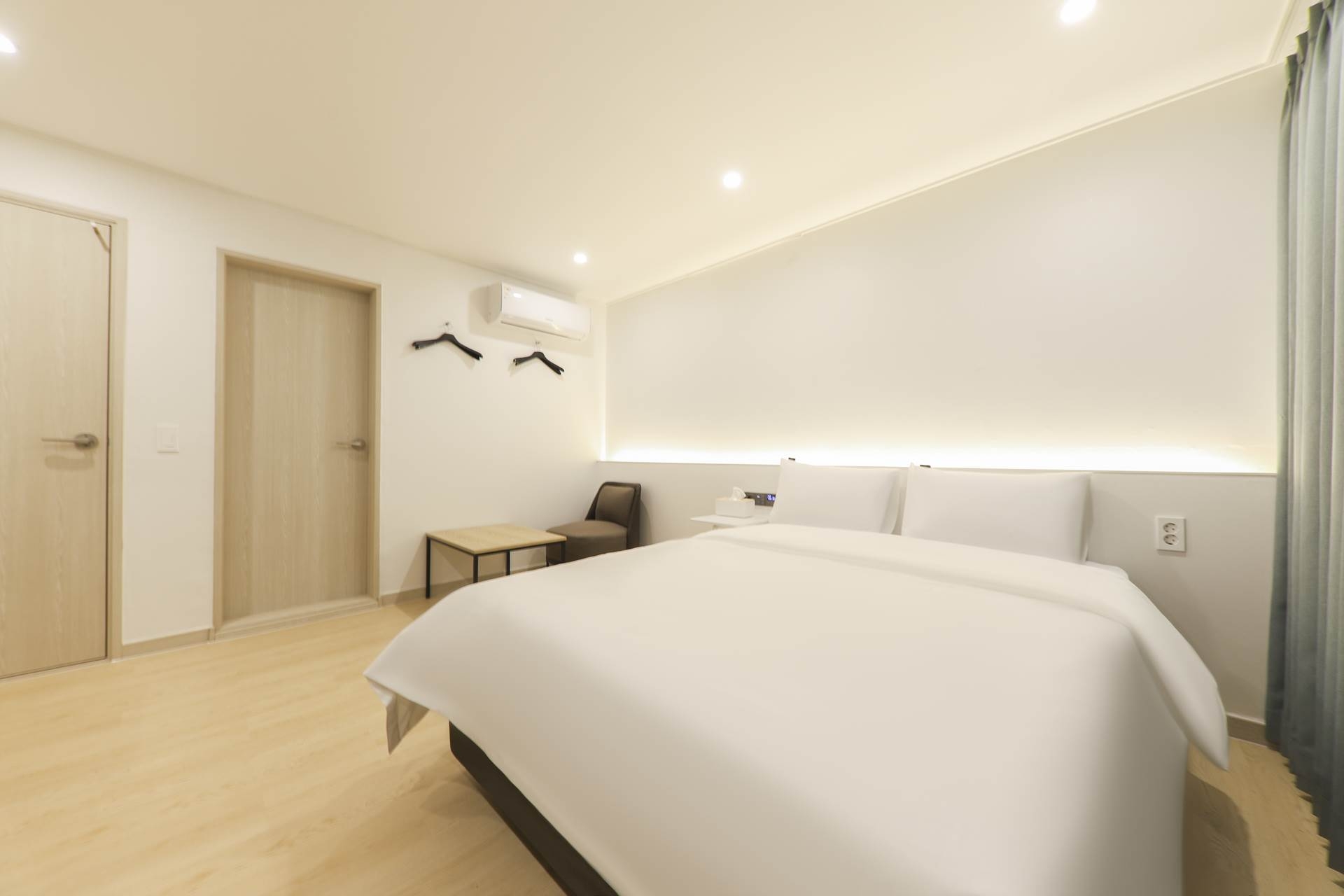 스탠다드 킹 (65in.TV, 스타일