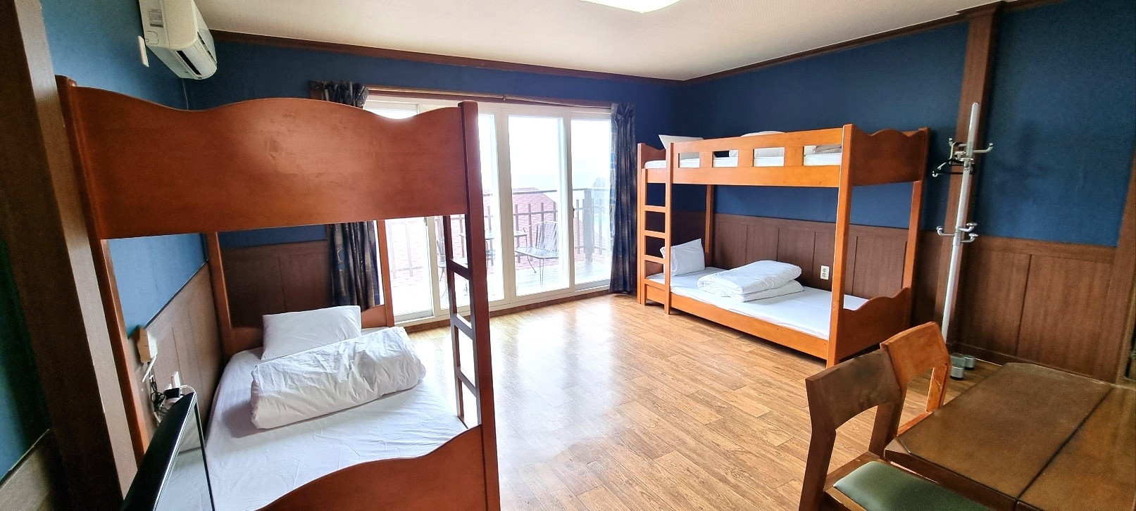 벙커 해프오션뷰(10평 이층침대2개 주방&테라스)