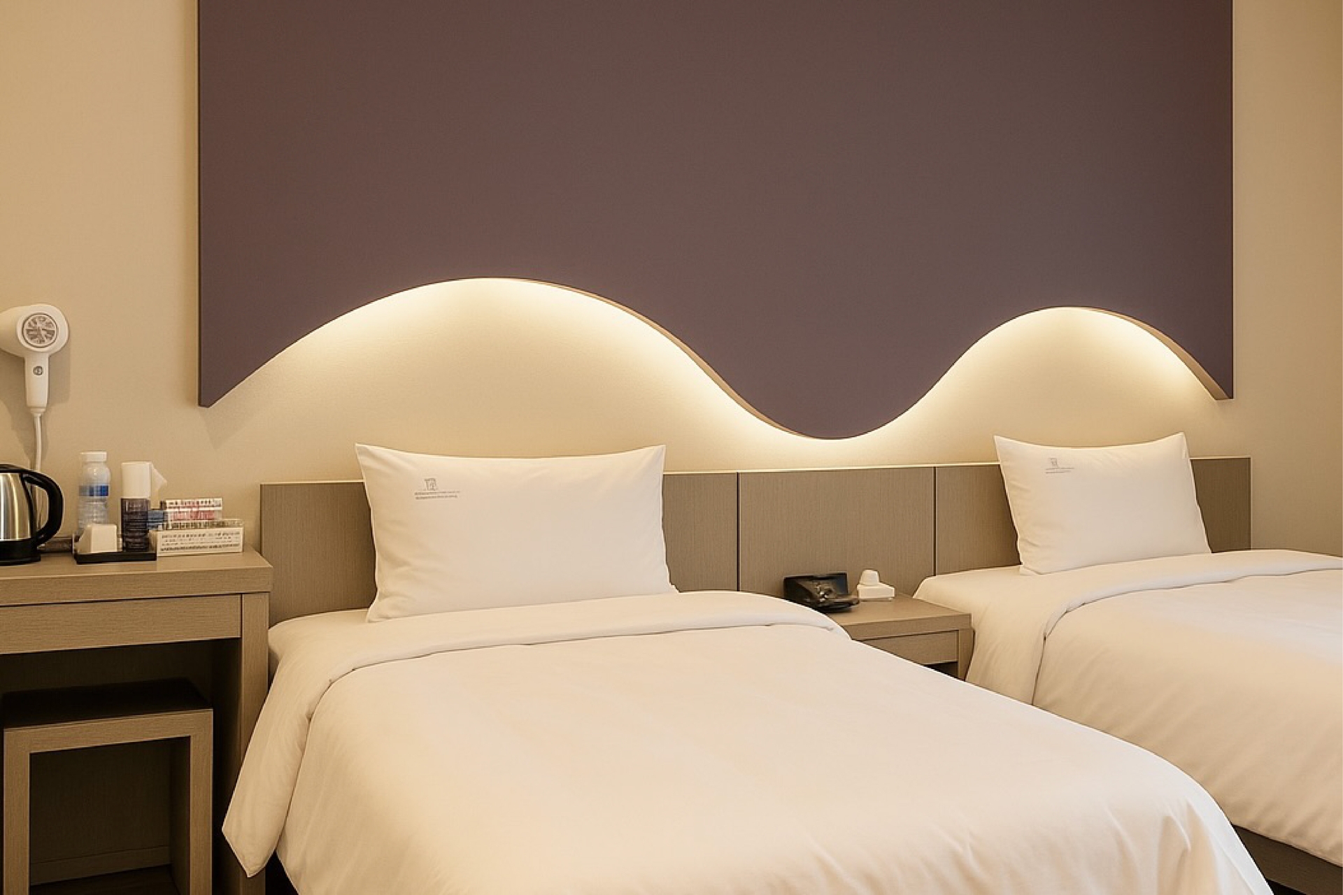 트윈룸1(싱글침대+싱글침대+PC)