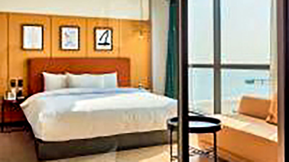 디럭스 더블 (고층 / 하프오션뷰)