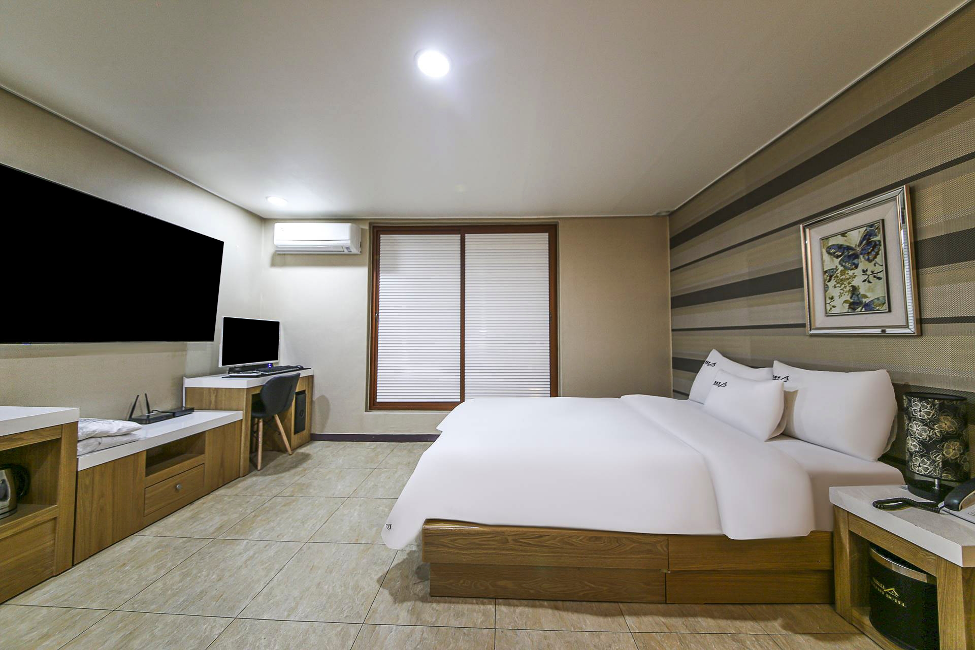 디럭스 킹룸(고사양PC,65인치TV+