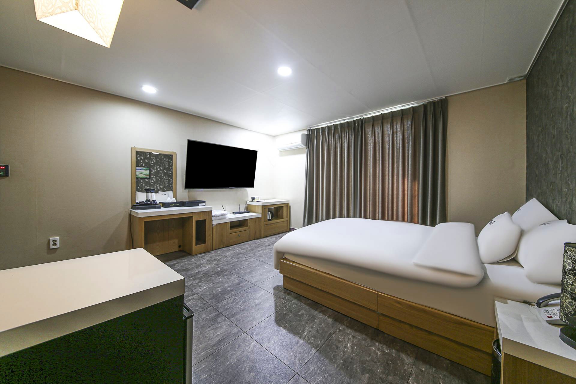 스탠다드 킹룸(65인치TV+넷플릭스