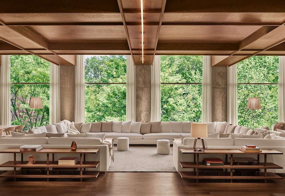 퍼블릭, 언 이안 슈레거 호텔