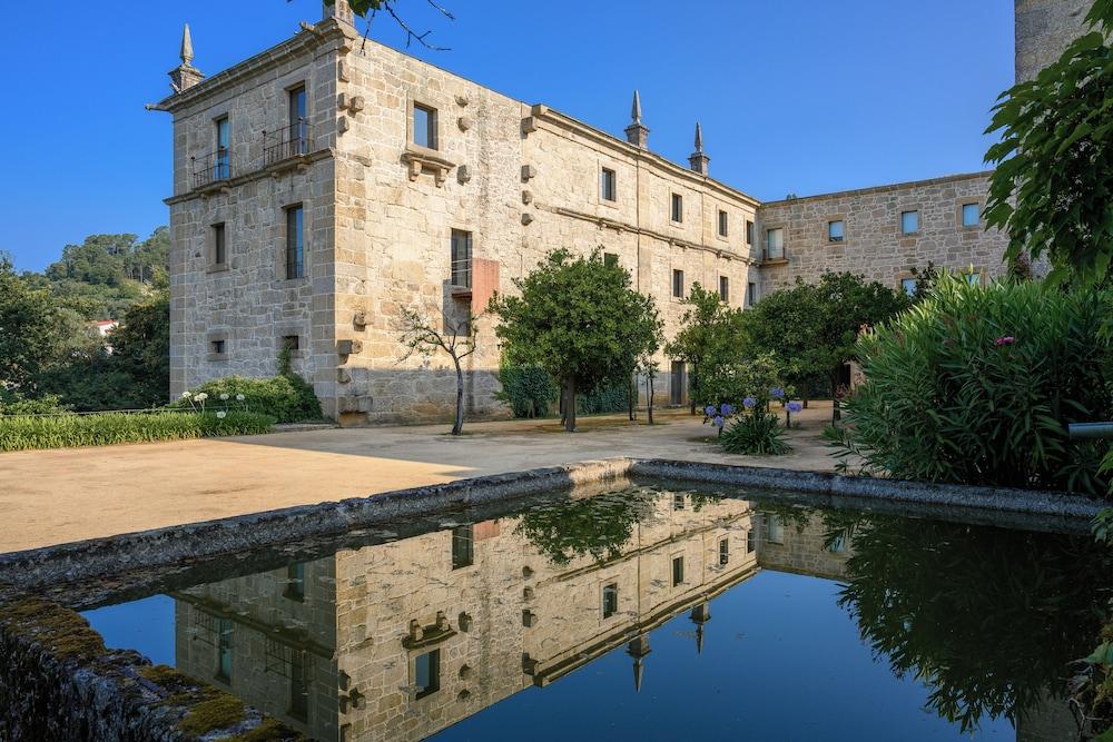 포우사다 모스테이루 데 아마레스