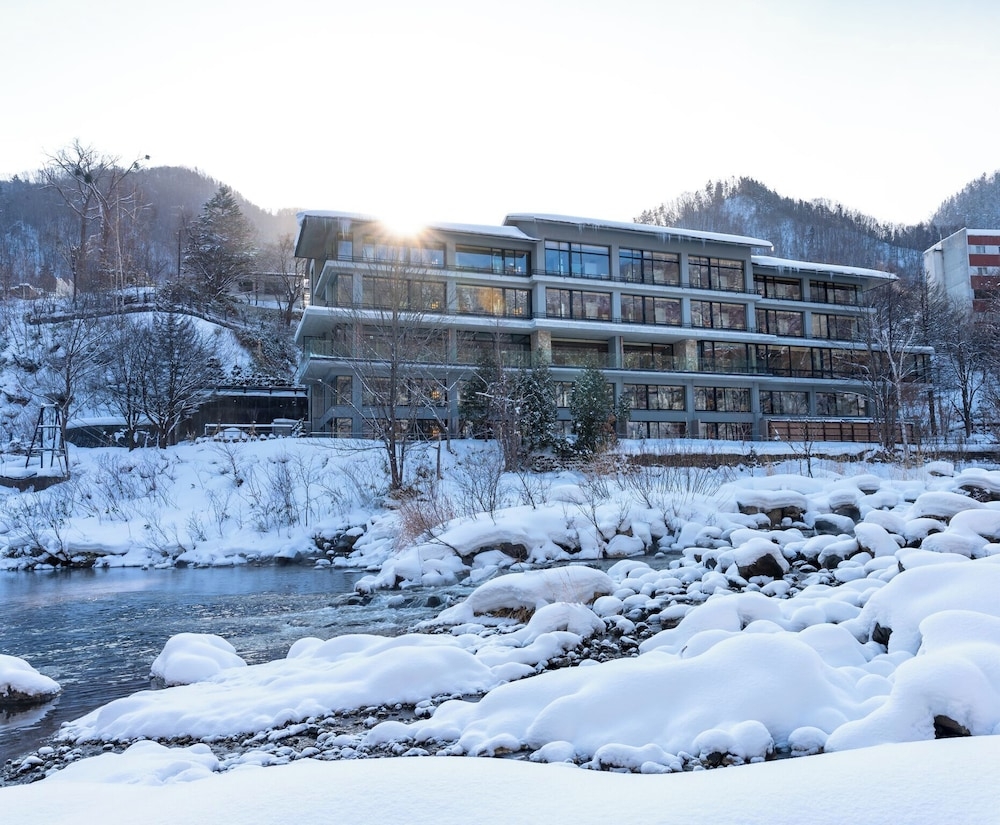 샬레 아이비 조잔케이