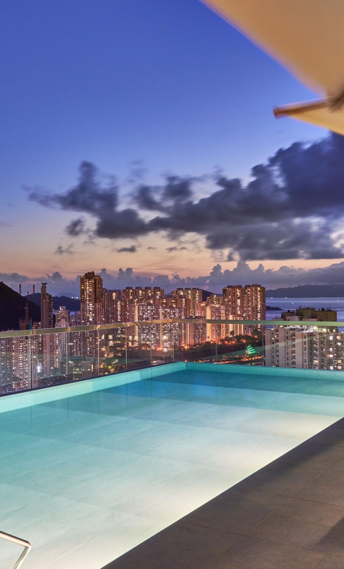 홍콩의 탁 트인 야경,
그리고 밤 수영