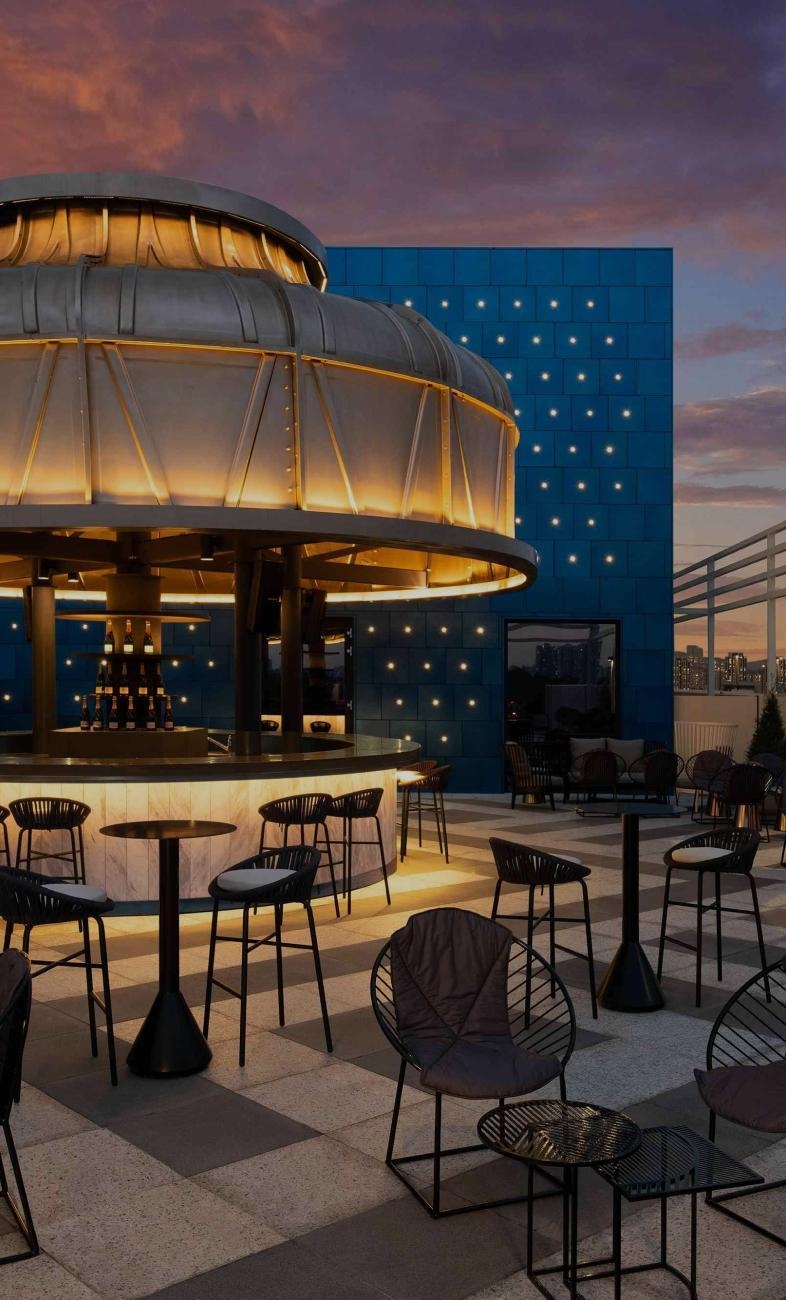 테라스에서 즐기는 봄밤,
서울 호텔 루프탑 바