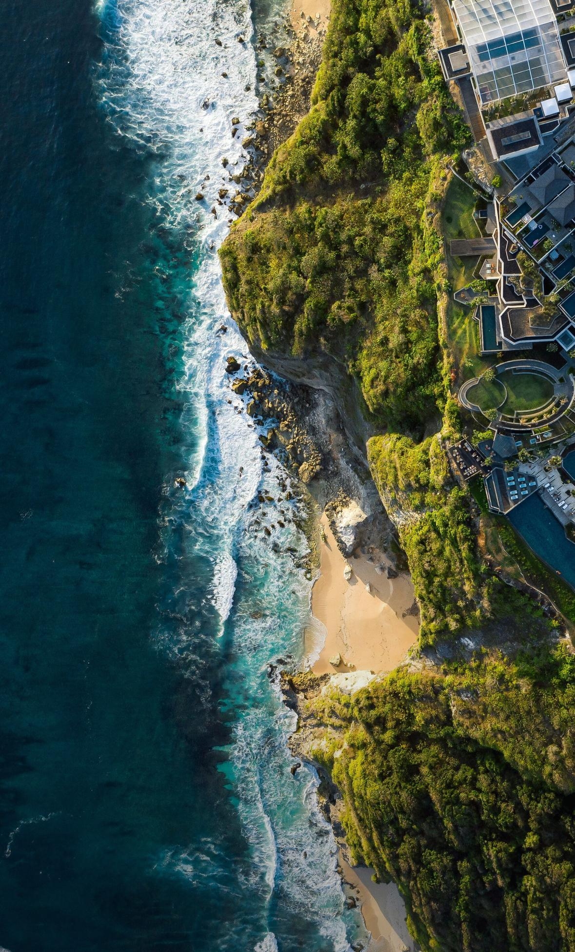 깎아지른 절벽 위 하룻밤
발리 울루와뚜 리조트