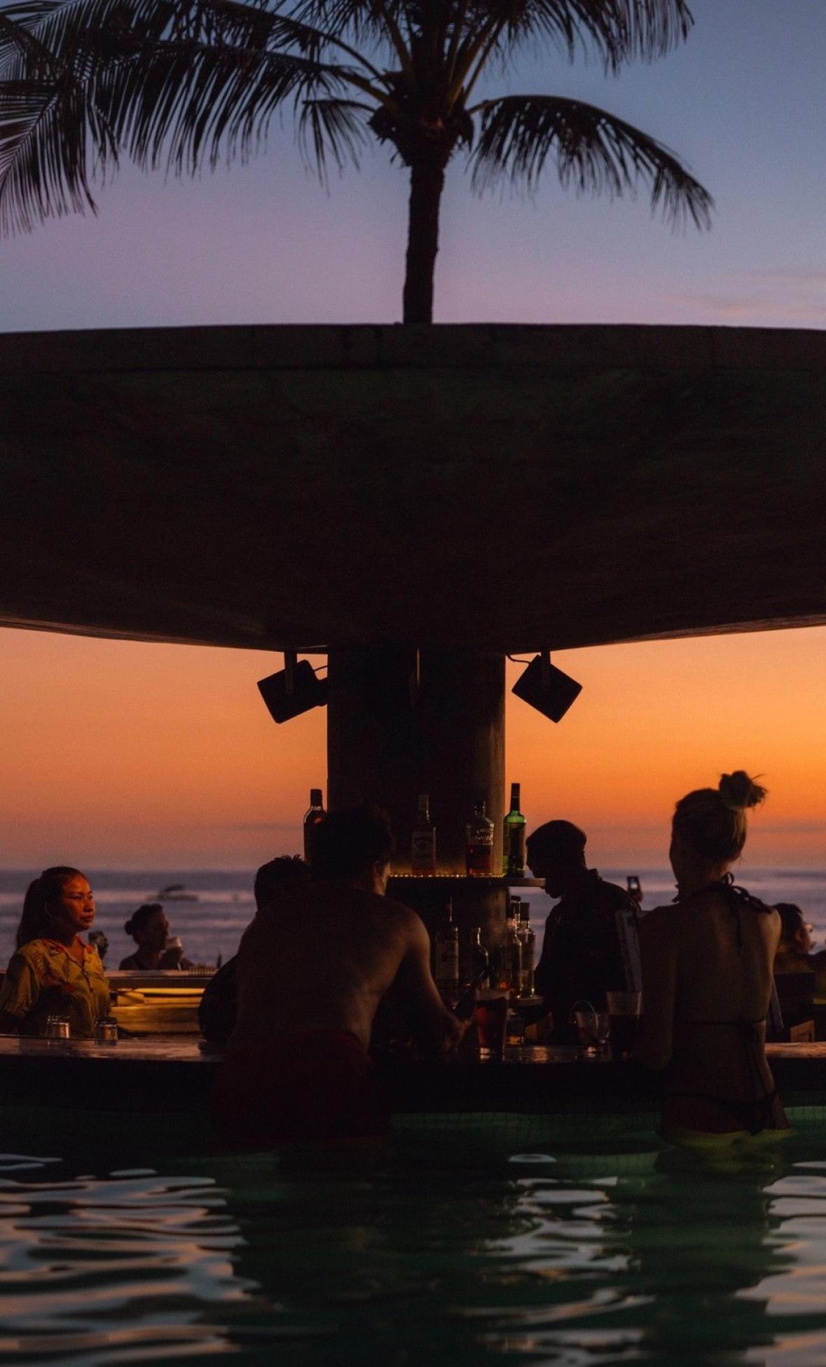 주황빛 석양과 칵테일 한 잔,
발리 스미냑 비치