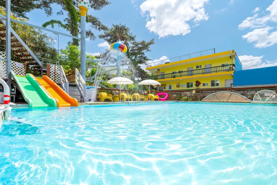 강화도 가족 여행을 상징하는 아름다운 펜션과 수영장 풍경