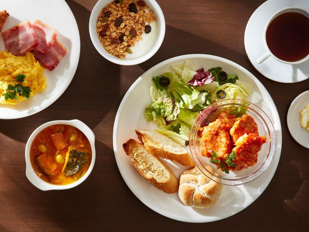 한 접시에 담긴 조식 메뉴