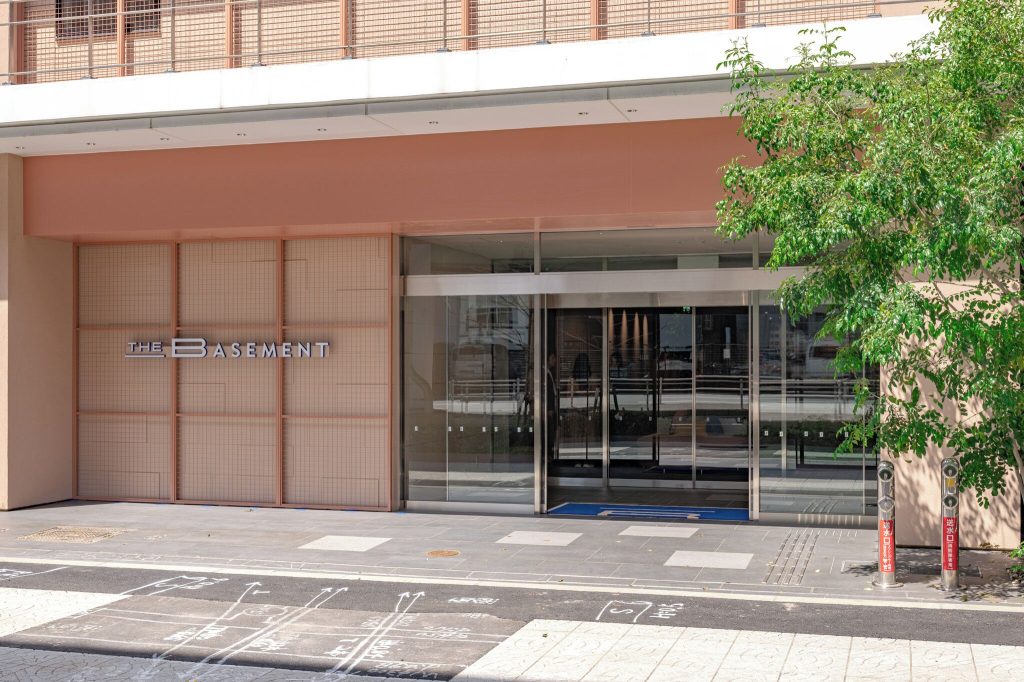 더 베이스먼트 혼마치