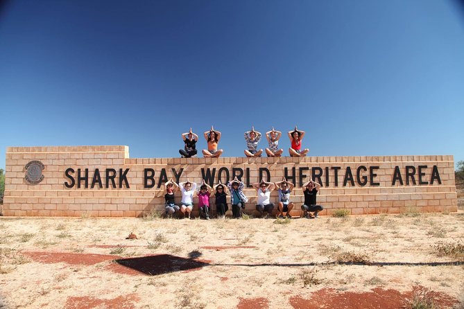 ‘SHARK BAY WORLD HERITAGE AREA’ 표지석 위와 앞에 모인 투어 참가자들